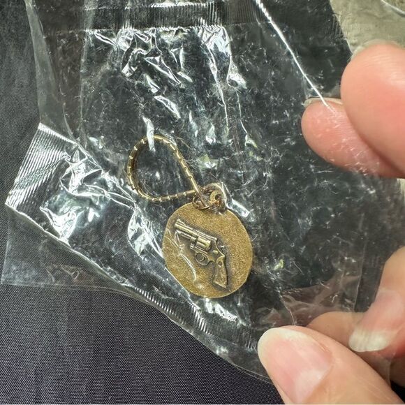 Vintage Brass Smith and Wesson Revolver Charm Keychain Key fob NIP - Picture 6 of 7